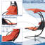 Chaise longue suspendue avec support ergonomique, pour la détente au bord de la piscine.