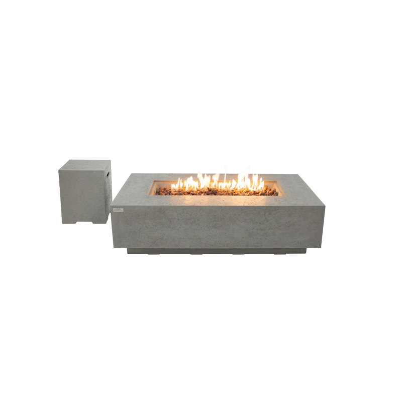 Table de foyer au propane Madison 60 po en travertin avec pare-vent, couvercle de brûleur et housse de réservoir, Gris clair