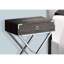 Table d'appoint compacte pour chambre à coucher avec plateau en stratifié brun et poignée taupe : un accessoire polyvalent en détail