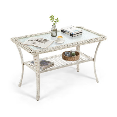 Table basse de patio en osier, table basse d'extérieur rectangulaire de 34,48 po avec plateau en verre trempé et tablette de rangement à 2 niveaux, table d'appoint de patio en rotin toutes saisons pour terrasse extérieure près de la piscine, blanc crème