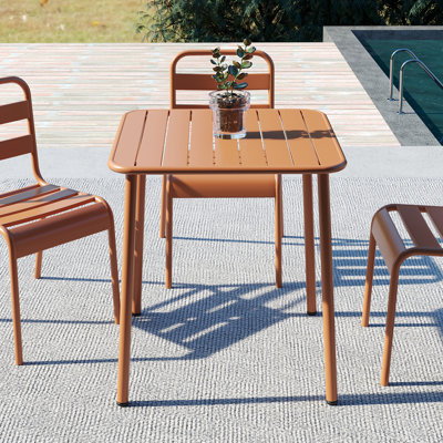Table carrée d'extérieur rouge brique, cadre aquatique, convient au jardin et à la salle à manger, style décontracté, 26,94 po de largeur pour la salle à manger, 29,91 po de hauteur, 26,53 lb de poids