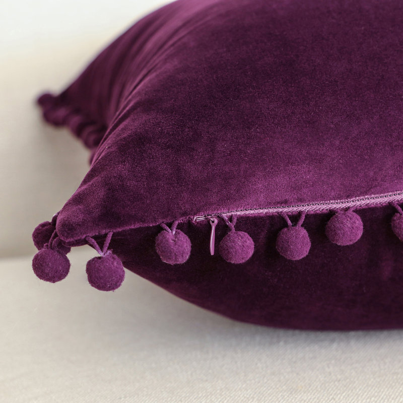 Housse de coussin Silky Velvet Series Pom-poms, Mauve foncé, Housse de coussin, Carré 18 po