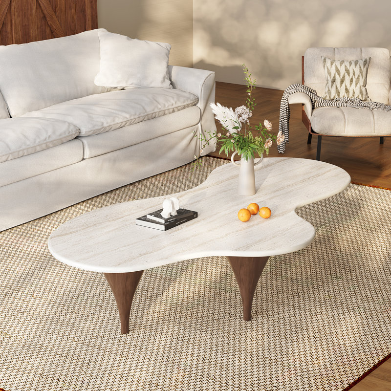 Table basse 55 po en forme de nuage de forme irrégulière avec pieds en entonnoir et plateau en travertin