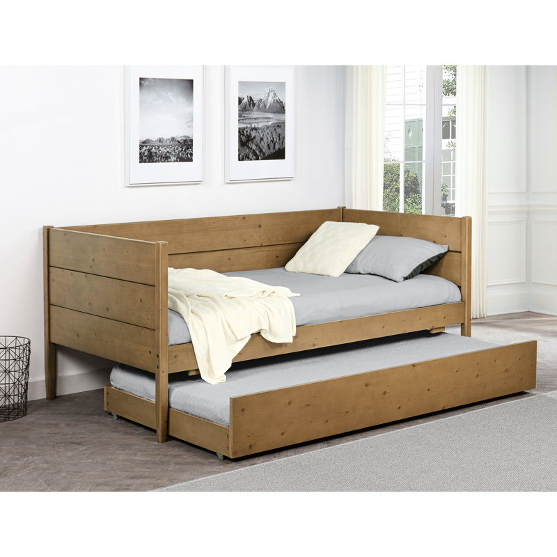 Lit de jour simple au fini naturel avec lit gigogne, quatre lits gigognes pour un glissement facile, bois de pin et placage, ventilation à lattes, mobilité de chambre à coucher transitionnelle,