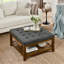Grande table basse rembourrée en lin capitonné avec tablette et cadre en bois de hêtre (table basse incluse, sans les chaises)-2080558769