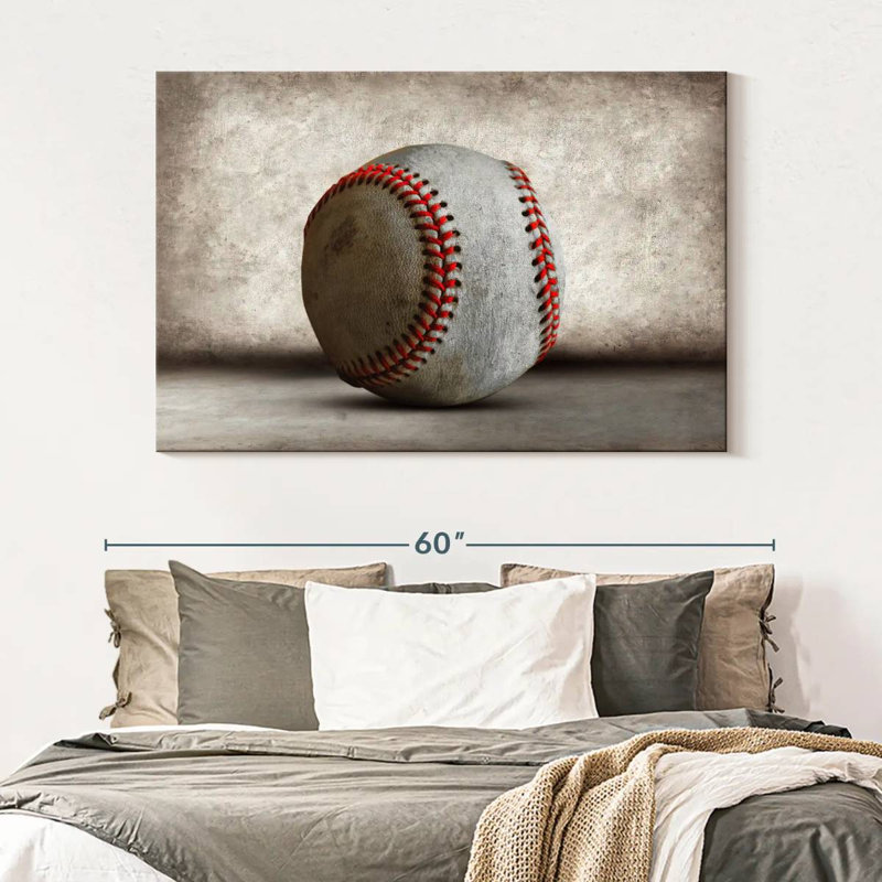 «Worn Out Baseball», reproduction sur toile, H 34 po x l 51 po x P 1,25 po