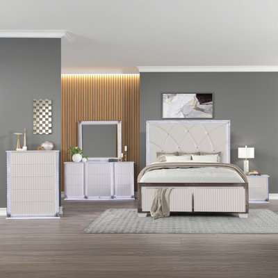 Ensemble de chambre à coucher pour grand lit de 5 pièces de style contemporain Fabio avec des accents latéraux en forme de losange, un éclairage à DEL et du bois au fini blanc (inventaire CA)