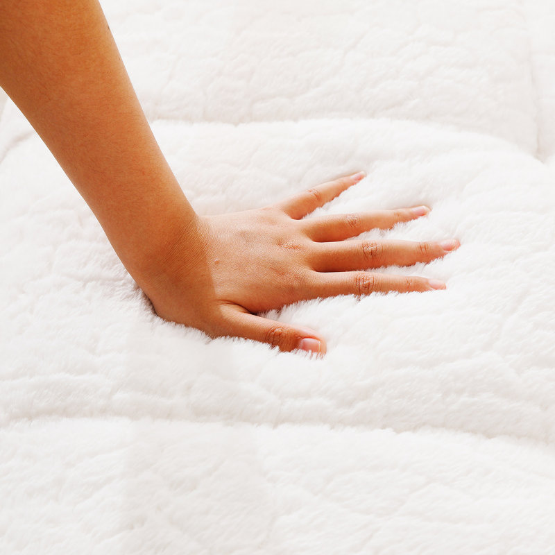 Canapé moderne de 84,6 pouces avec deux coussins décoratifs, tissu en polyester à poils longs texturé litchi doux pour la peau, canapé à trois places en mousse à carreaux