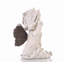 Statue de fée avec mains sur un visage de bébé