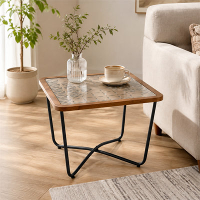 Cette table basse carrée simple et élégante présente un design moderne et polyvalent, ce qui en fait une table de salon parfaite pour les besoins de rangement quotidiens de la maison.
