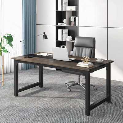 Grand bureau d'ordinateur moderne de 63 po pour bureau à domicile - Table d'écriture robuste avec structure en acier, poste de travail industriel avec bureau spacieux et pieds réglables