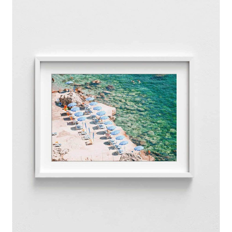 Coastal Retreat - Photographie de plage méditerranéenne, H 12 po x l 16 po, Blanc, Blanc