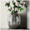 Élégant vase en aluminium argenté, léger et durable pour un décor moderne et facile à déplacer