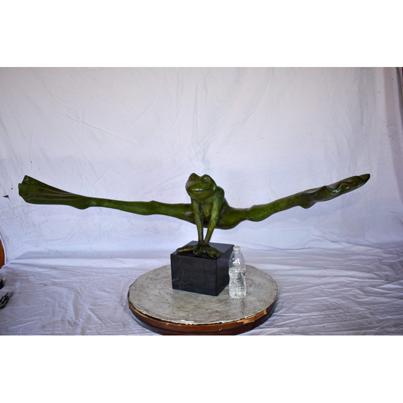 Statue de grenouille acrobatique en bronze à patine verte montée sur un marbre 43 po x 26 po x H 20 po
