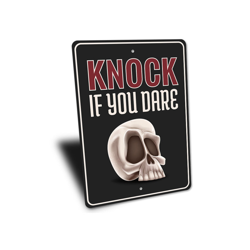 Signe «Knock If You Dare», H 14 po x l 10 po x P 0,04 po