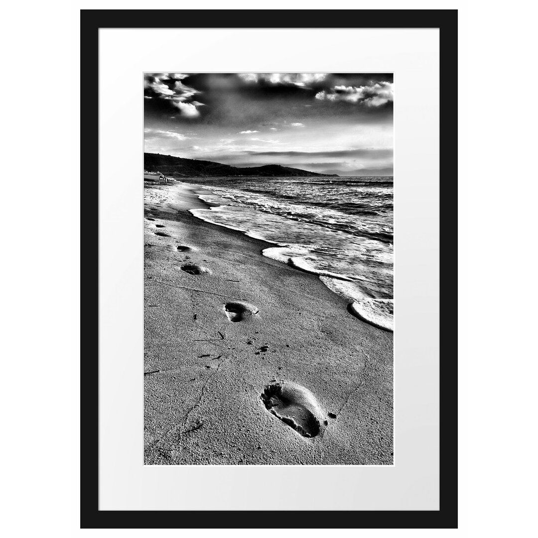 Gerahmtes Poster Fußabdrücke im Strand