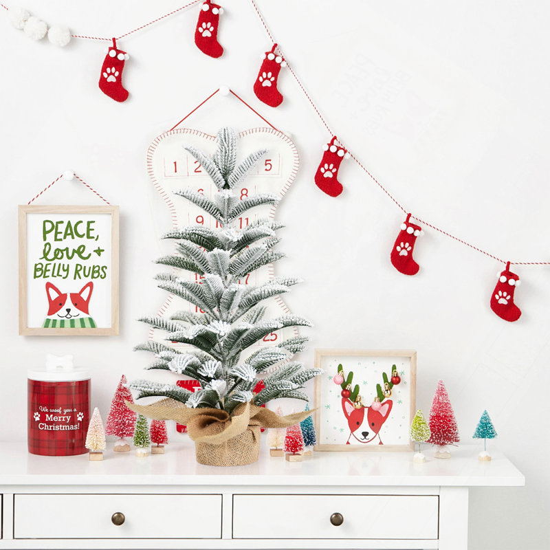 Arbre de Noël de table en flocage 50 cm, mini arbre enneigé PE avec 85 pointes, base en toile de jute en ciment, petit décor de vacances d'hiver pour la maison, le bureau, le bureau ou les cadeaux