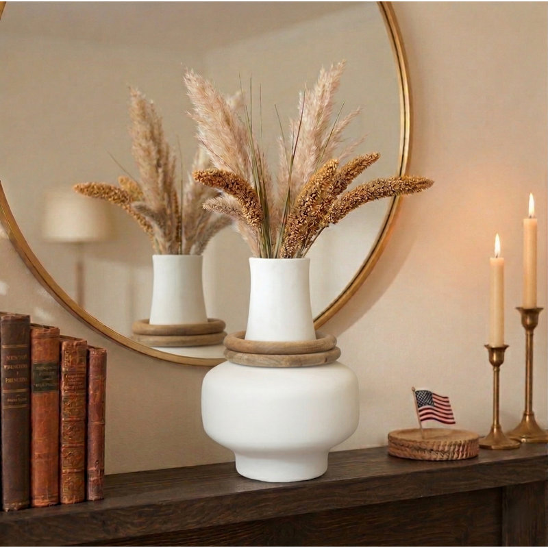 Petit vase de table Contour Small avec accents en bois et finition mate, H 13 po x l 9 po x P 9 po, Blanc