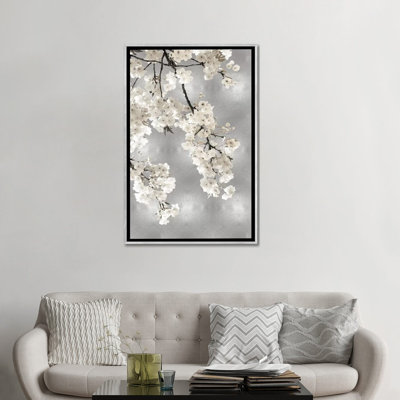 Reproduction d’art, "fleurs blanches sur argent I" par Kate Bennett