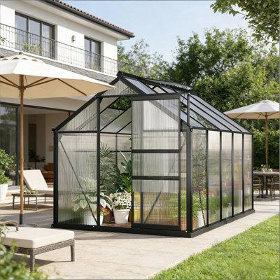 Serre durable avec panneaux en polycarbonate pour une protection des plantes toute l'année et des saisons de croissance prolongées