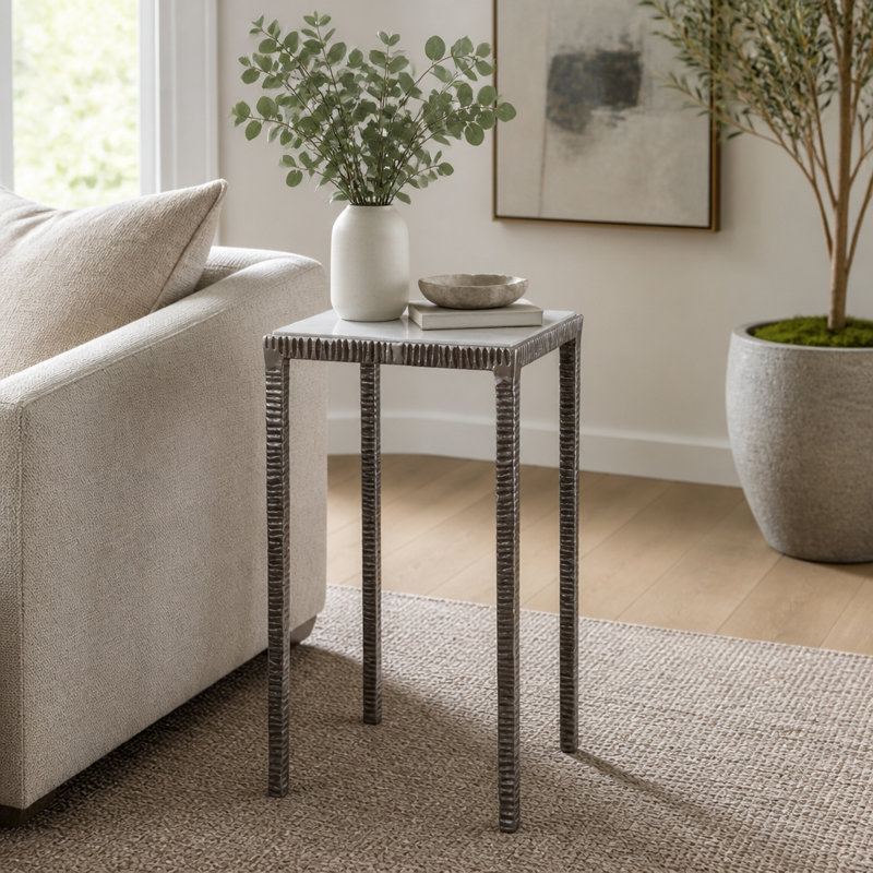 Table d'appoint en aluminium avec structure texturée et plateau inspiré de la pierre, argent et blanc 24 po