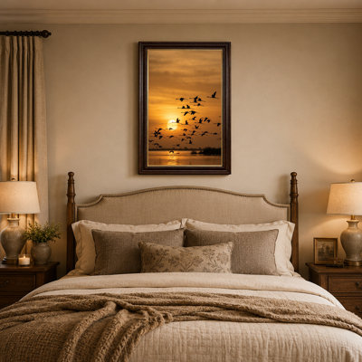 Art mural sur toile Vol d'oiseaux au-dessus de l'eau au coucher du soleil doré