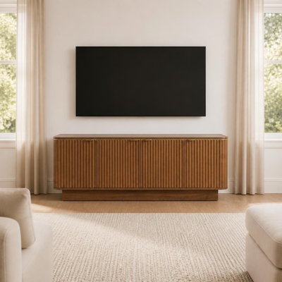 Meuble télé Mid-Century moderne pour écrans jusqu'à 70 pouces, console multimédia en bois cannelé avec tablettes de rangement intérieures réglables et trous de gestion des câbles intégrés, centre de divertissement fonctionnel avec armoires fermées