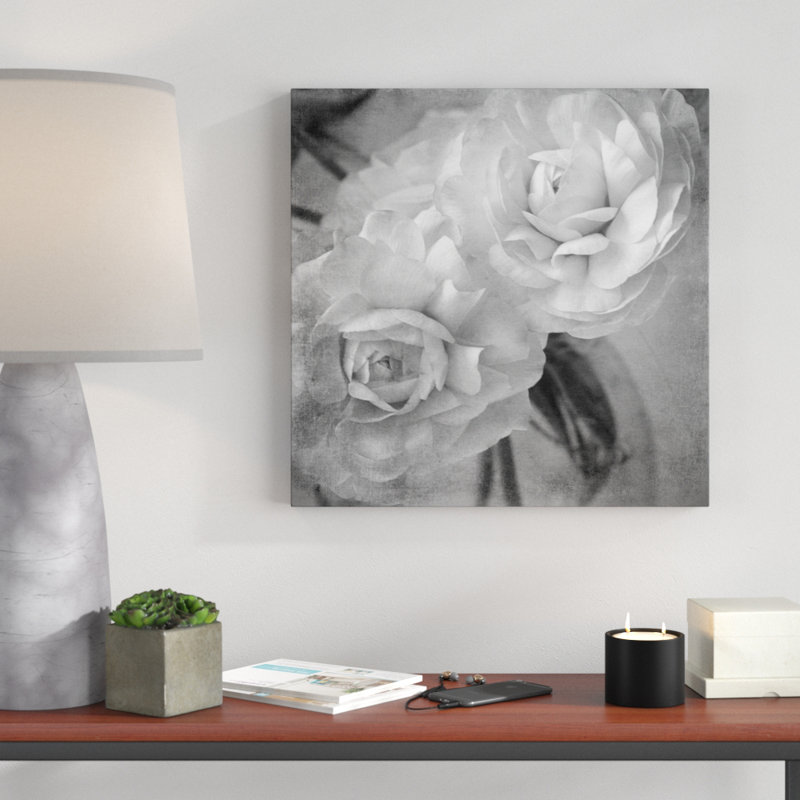 «Dark Ranunculus I», photographie sur toile, H 30 po x l 30 po, Toile tendue