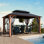 Pavillon de jardin à toit rigide 10 pi x 14 pi Hamilton avec lumières solaires auto-alimentées, moustiquaire et crochet pour auvent