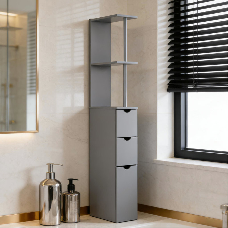 Grande et mince tour de rangement grise avec deux tablettes ouvertes et trois tiroirs pour les serviettes de salle de bain.