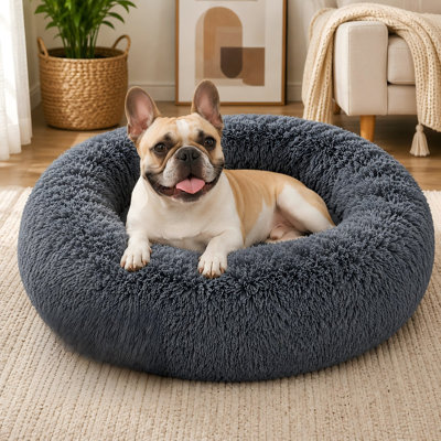 Lit de beignet apaisant gris foncé moyen pour chiens, adapté aux chiens de petite, moyenne et grande taille, avec un rebord surélevé apaisant et une fausse fourrure moelleuse ; il conserve sa forme, est lavable à la machine et possède une base imperméable et antidérapante.