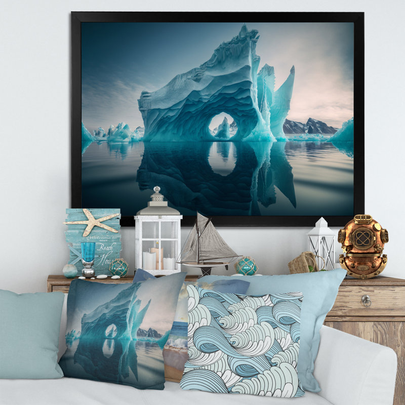 «Northberg Blue and White Iceberg II», reproduction sur toile, H 24 po x l 32 po x P 1 po, Cadre photo noir