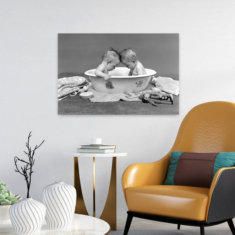 Art mural rétro des années 30, deux bébés dans une baignoire, regardant vers le bas, rétro classique, 24" H x 16" W