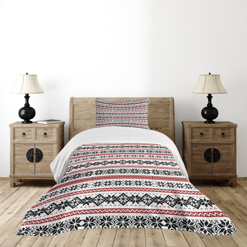 Twin White Quilted Bedspread Set with Nordic Motifs