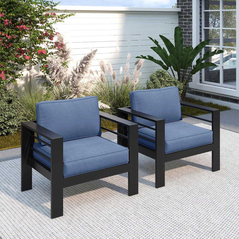 Ensemble de 2 fauteuils de patio en aluminium toutes saisons 28 po avec coussins bleus épais et structure noire, Bleu, Noir