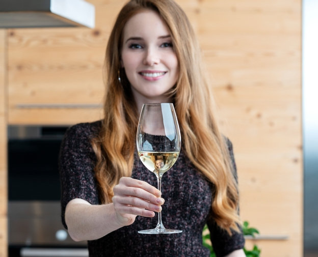 https://assets.wfcdn.com/im/83388919/resize-h755-w755%5Ecompr-r85/2108/210879889/RIEDEL+Veritas+Sauvignon+Blanc+Wine+Glass.jpg