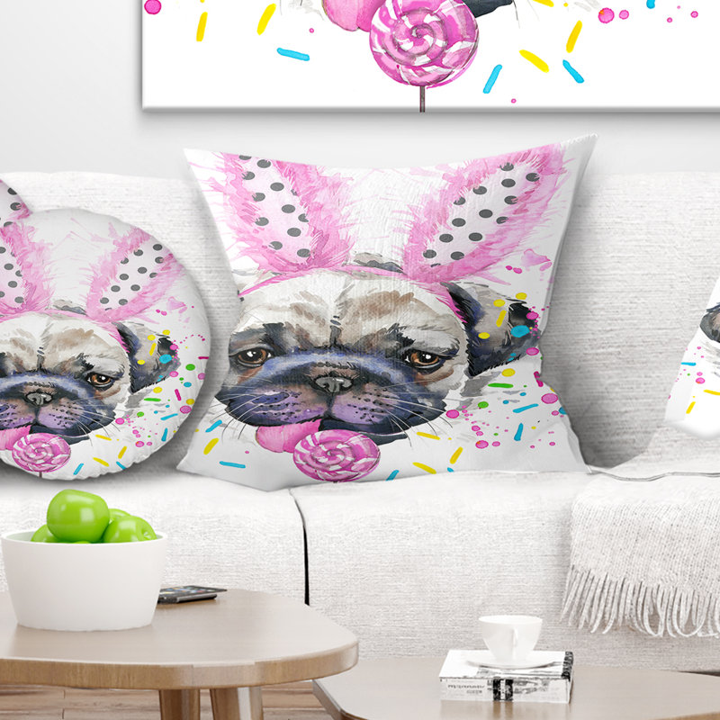 Chien mignon avec un chapeau de plumes roses - coussin imprimé animal, 16 po x 1 po, Coussin décoratif