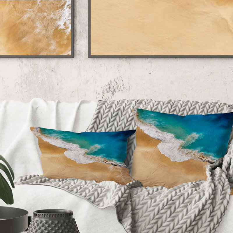 Turquoise Waves Breaking At The Sandy Beach IV - Coussin décoratif à imprimé nautique et côtier, 16 po x 16 po
