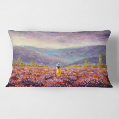 Femme portant un chapeau et une housse de coussin rectangulaire