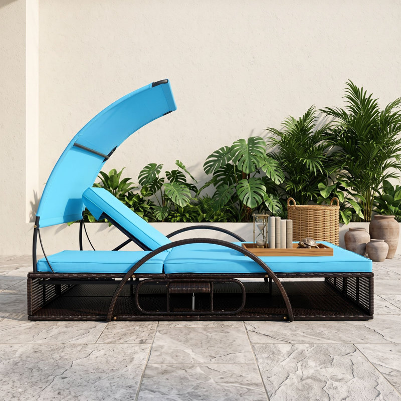 Chaise longue d'extérieur avec auvent courbé réglable à 5 positions, tables d'appoint cachées, lit de jour de patio avec coussins amovibles