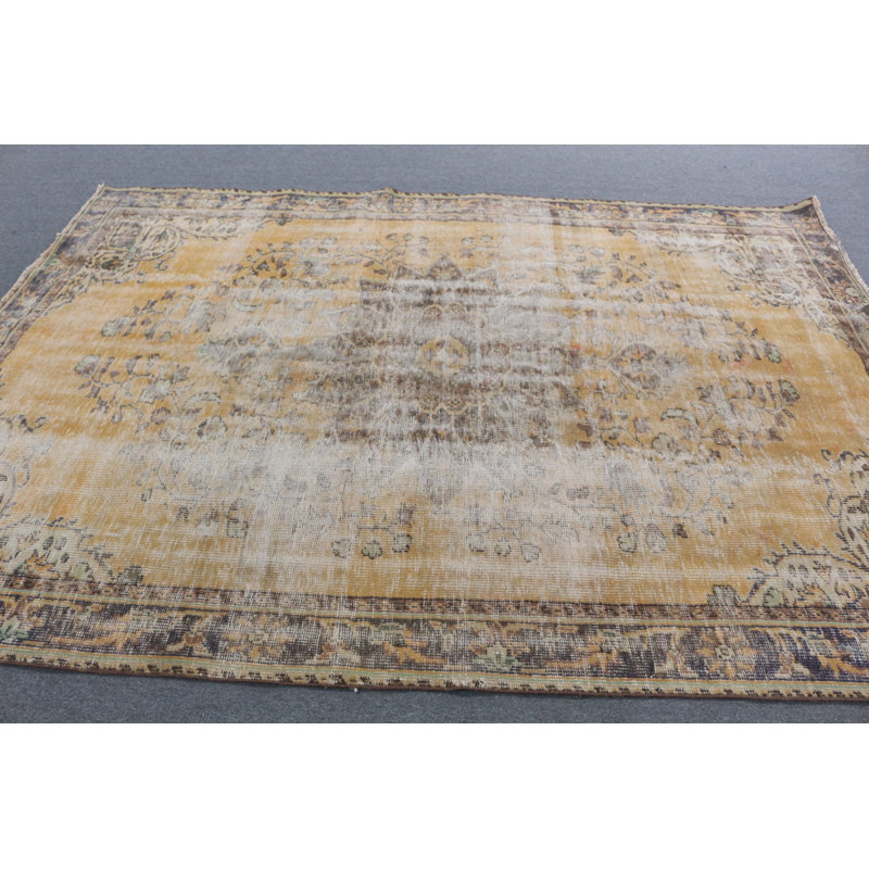Tapis turc surdimensionné tissé à la main parfait pour la chambre à coucher avec des teintes jaunes frappantes