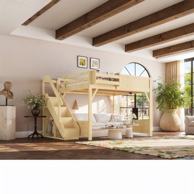 Grand lit mezzanine en bois massif avec garde-robe et rangement, tablettes intégrées, garde-corps pleine longueur et escalier, sans sommier, naturel
