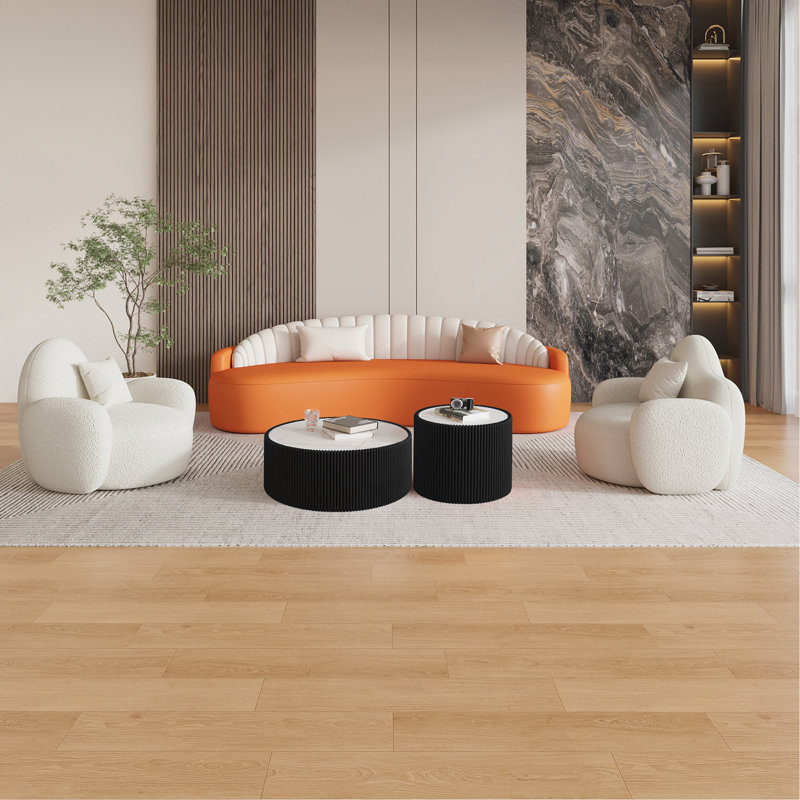 Table basse moderne en cuir clair avec plateau en marbre