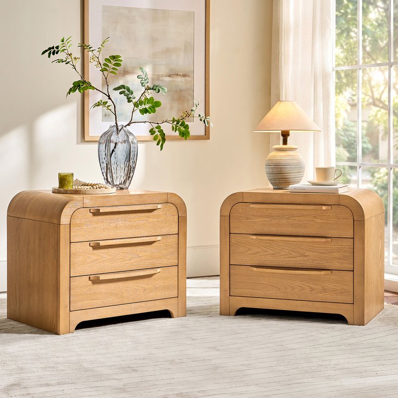 Table de chevet moderne Gillon de 71 cm (28 po) de largeur, entièrement assemblée, en bois massif, avec station de recharge et tiroir doublé de feutre.