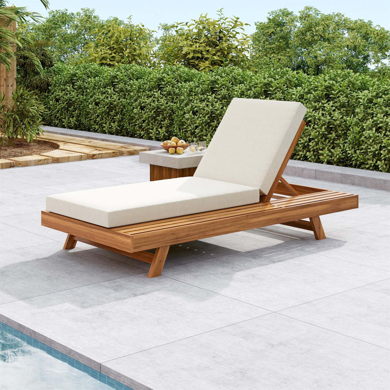 Ensemble de chaises longues en bois d'acacia avec coussins crème résistants à l'eau