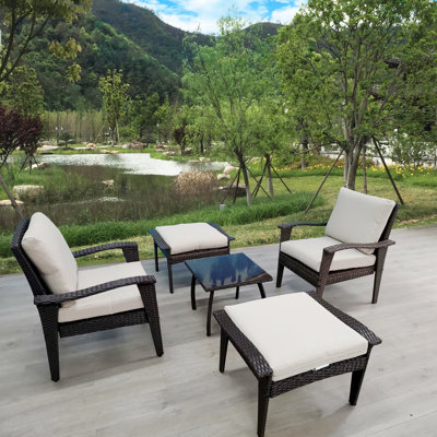 Patio avec coussins magnifiques et chaises de table modernes