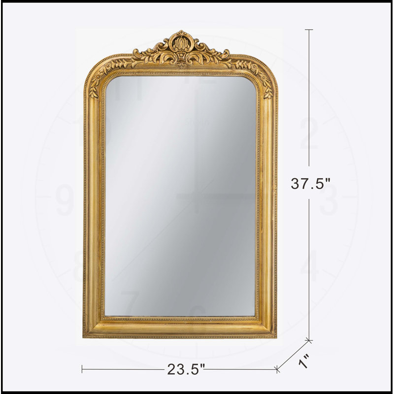 Miroir mural arqué 23,5 x 37,5 po avec écusson doré orné, parfait pour rehausser tout style intérieur et ajouter une touche d'élégance