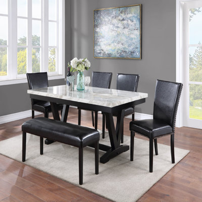 Ensemble de table de salle à manger en simili marbre blanc et finition noire avec chaises en tissu d'ameublement en similicuir noir et garniture cloutée 6 pièces