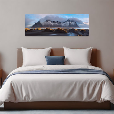 «Dramatic Black Sand Mountains», art mural côtier serein et paisible