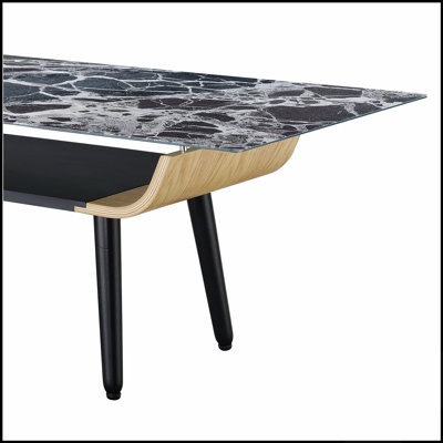 Table basse de 119 cm de large avec dessus en verre effet marbre et design en bois courbé, idéale pour les espaces de vie modernes et élégants.